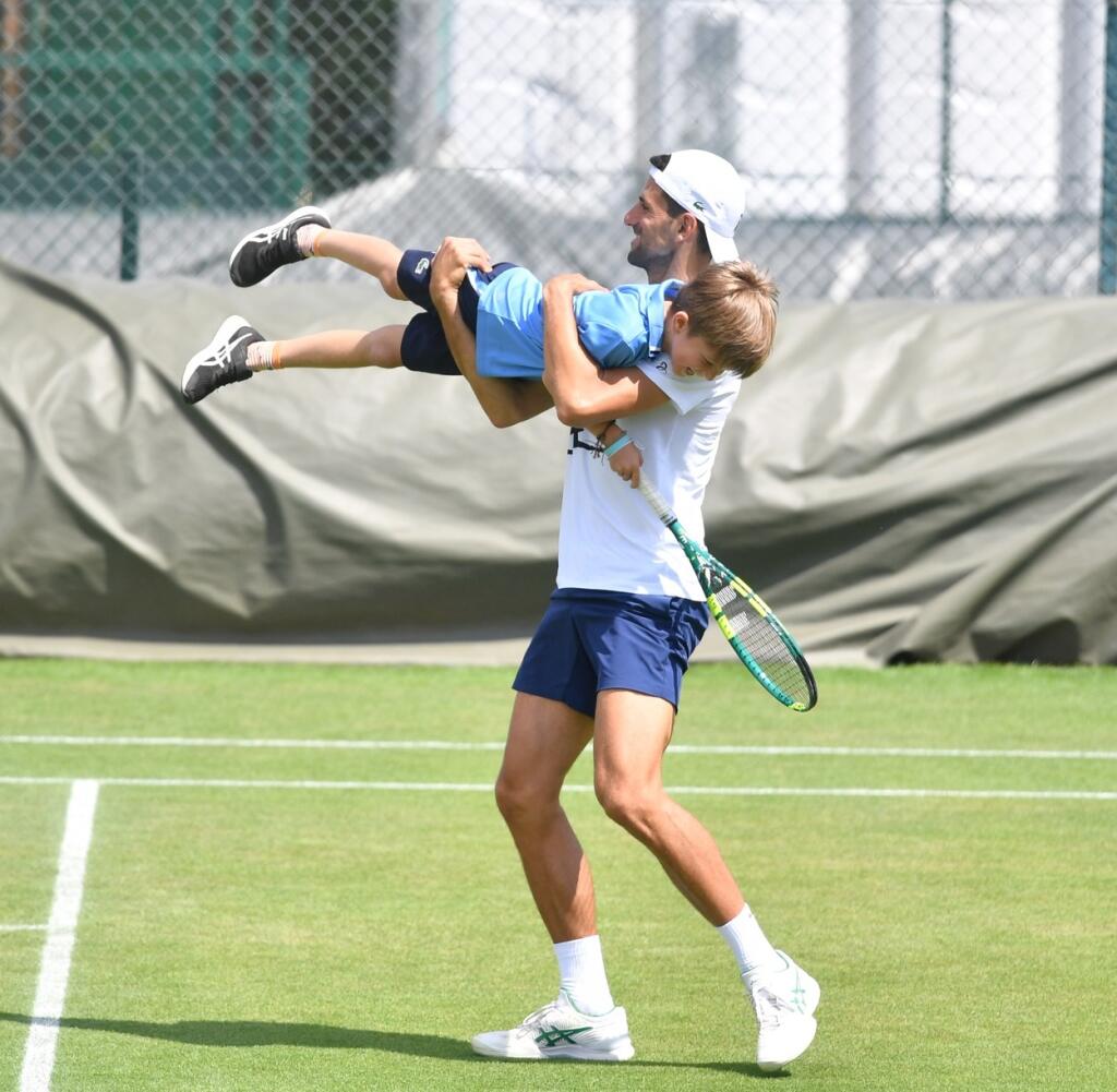 Djokovičovým sparingpartnerom na Wimbledone je aj jeho syn Stefan, s ktorým trénuje na tráve.