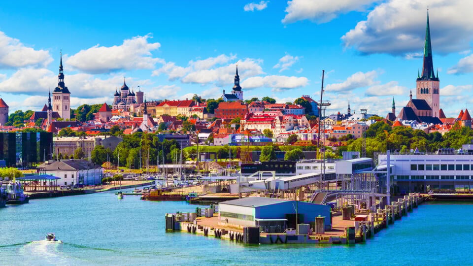 Scenic,Summer,View,Of,The,Old,Town,And,Sea,Port