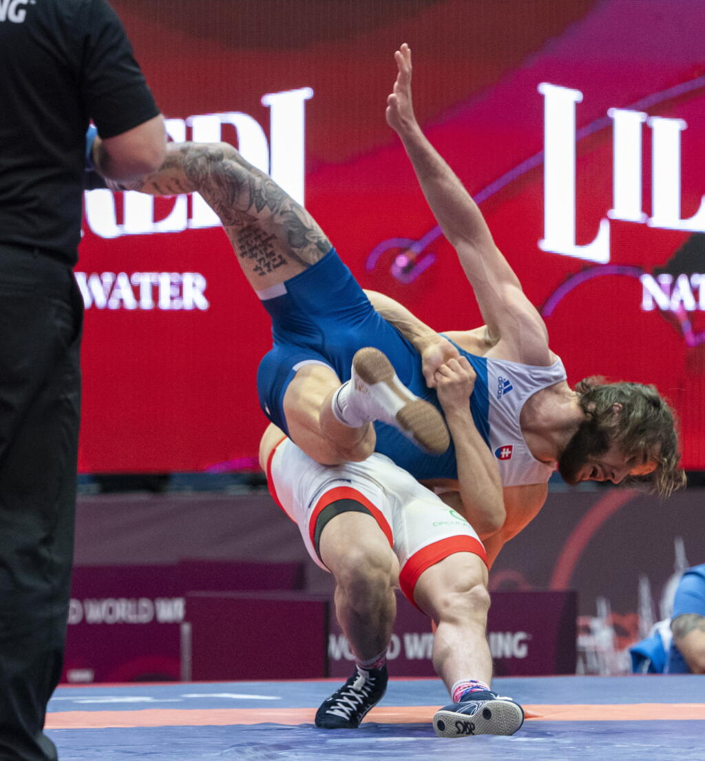 JB 64 Budapešť - Fínsky zápasník Matias Olavi Iisakki Lipasti (v bielom) a Slovák Denis Horváth (v modrom) bojujú v hmotnostnej kategórii do 77 kg na európskom kvalifikačnom turnaji na OH2020 v Tokiu v grécko-rímskom zápasení v Budapešti 20. marca 2021. FOTO TASR/DUNA/MTI/Zsolt Szigetvary
Matias Olavi Iisakki Lipasti of Finland (white) and Denis Horvath of Slovakia fight in the men's Greco-Roman wrestling 77 kg category of the European Wrestling Olympic Qualification Tournament in the BOK Sport