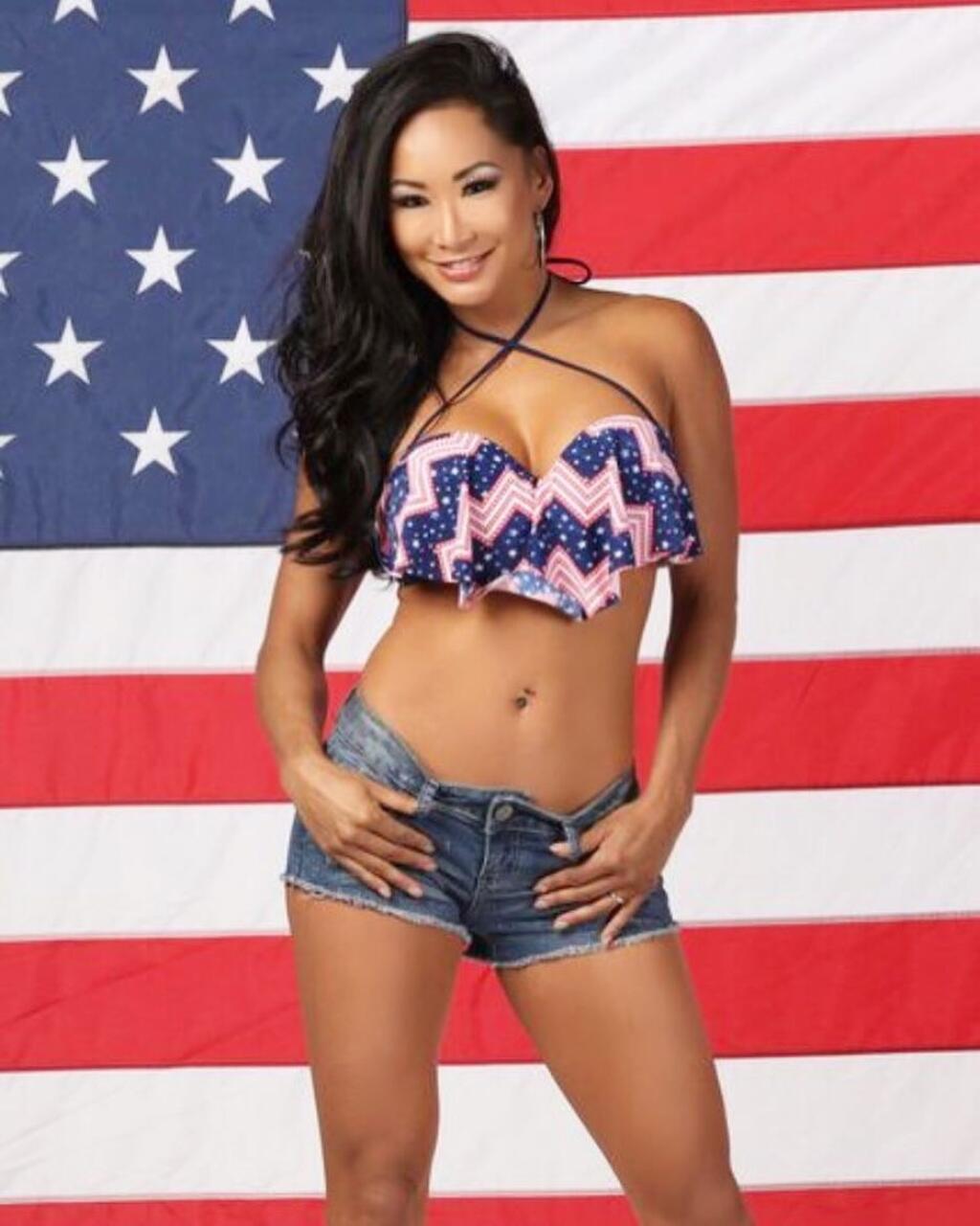 Wrestlerka Gail Kim rada ukazuje svoje vyšportované telo.