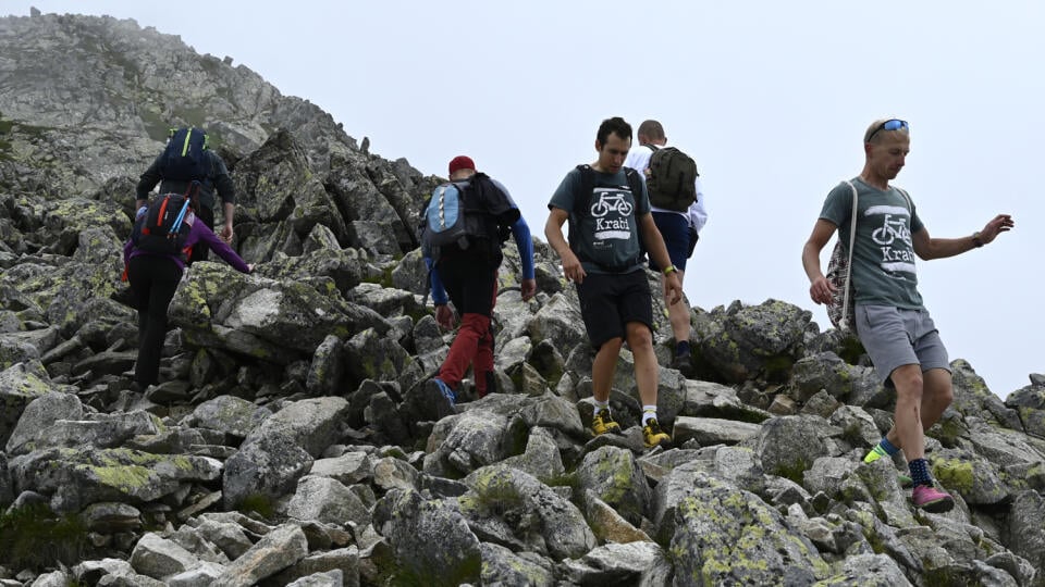 Turisti počas prázdninového výstupu na vrch Kriváň (2495 m) 26. júla 2020 vo Vysokých Tatrách. FOTO TASR - Radovan Stoklasa