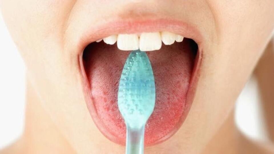 Пахнет железом изо рта. Неприятный запах изо рта зубная щетка. Лептотрихоз запах изо рта. Запах изо рта у подростка.