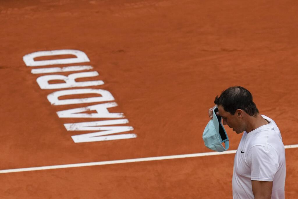 WA 37 Madrid - Španielsky tenista Rafael Nadal trénuje na antukový turnaj Mutua Madrid Open v španielskej metropole vo štvrtok 28. apríla 2022. Turnaj v Madride sa začne 1. mája. FOTO TASR/AP
Spain's Rafael Nadal adjuts his cap during a training session at the Mutua Madrid Open tennis tournament in Madrid, Spain, Thursday, April 28, 2022. (AP Photo/Manu Fernandez)