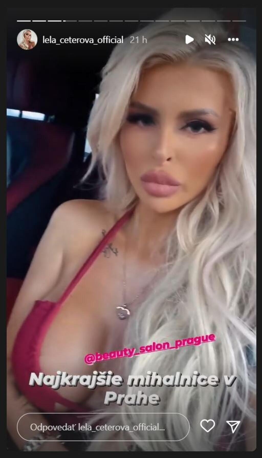 Párik sa objavil na chvíľku na večernej párty na festivale v Karlových Varoch. Slovenská playmate už tradične zaujala outfitom, v ktorom hrali hlavnú úlohu jej obrovské prsia.