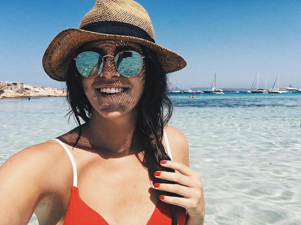 Tour de France 2019 - MCarmen Garcia plánuje eventy a pracuje ako prekladateľka. Má rada módu a precestovala takmer celý svet. Je jednou z dvoch slečien, ktoré stoje pri Petrovi Saganovi a pomáhajú mu do zeleného dresu.