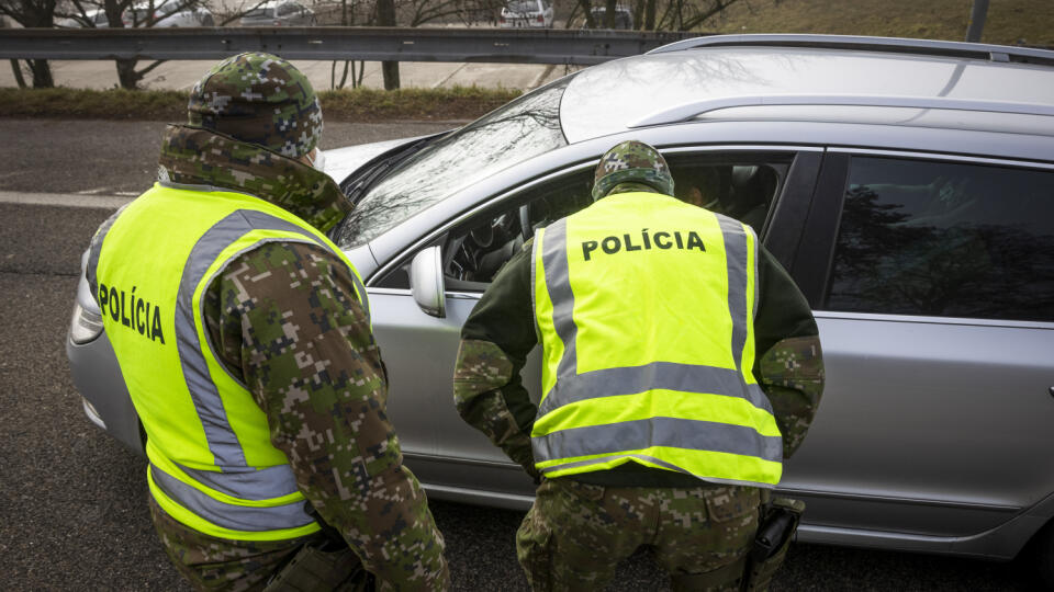 Polícia od stredy posilnila a zintenzívnila kontroly na hraniciach s Maďarskom, Rakúskom, Českom aj Poľskou republikou. Pri kontrolách vypomáhajú aj vojaci. Na snímke polícia spolu s vojakmi kontroluje hranice na slovensko - rakúskom hraničnom priechode Bratislava - Berg 3. marca 2021. FOTO TASR - Jaroslav Novák
