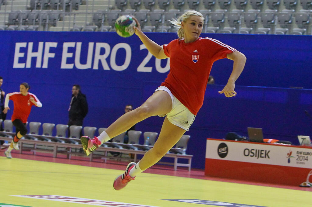 Na archívnej snímke Simona Szarková počas prvého tréningu slovenskej reprezentácie v dejisku základnej D-skupiny ME v hádzanej.