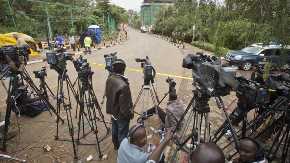 Novinári neďaleko budovy obchodného centra v Nairobi.