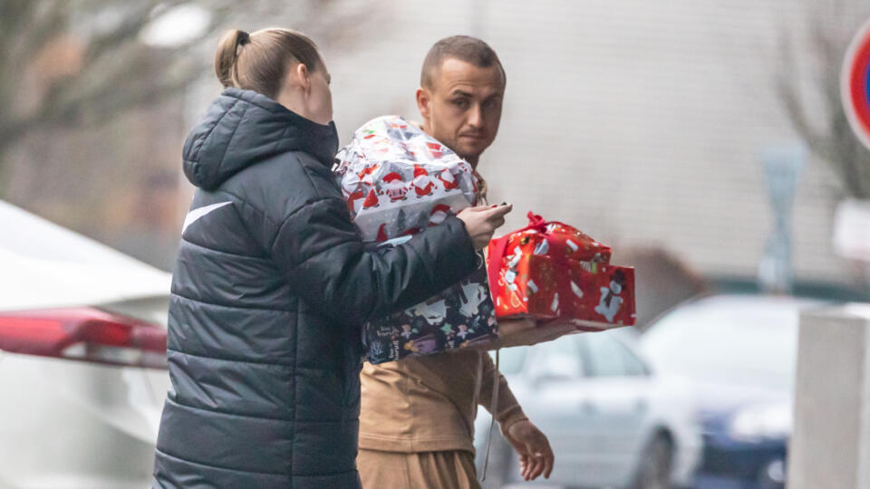 Stanislava Lobotku sme na Vianoce prichytili v Trenčíne a náš futbalista mal plné ruky práce s darčekmi. Nepomáhala mu s nimi však jeho nová priateľka Kristína Šulová.