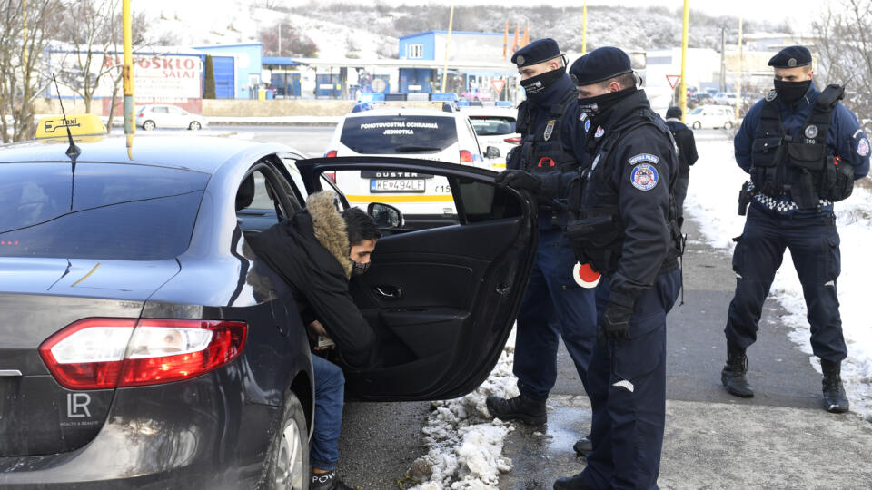 Mestská polícia mesta Košice zabezpečuje dodržiavanie karanténnych opatrení v súvislosti s ochorením COVID-19 v mestskej časti Luník IX v Košiciach. Na snímke mestská polícia kontroluje obyvateľom na Luníku IX výsledok testu. Košice, 27. januára 2021. FOTO TASR – František Iván