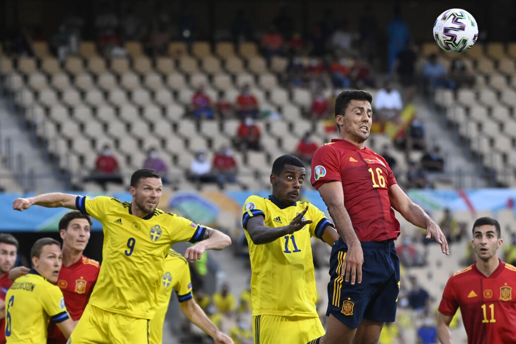 EBE 39 Sevilla - Na snímke vpravo hore hráč Španielska Rodri hlavičkuje v zápase E-skupiny na majstrovstvách Európy vo futbale Španielsko - Švédsko v španielskej Seville 14. júna 2021. FOTO TASR/AP
Spain's Rodri heads the ball during the Euro 2020 soccer championship group E match between Spain and Sweden at La Cartuja stadium in Seville, Monday, June 14, 2021. (AP Photo/Pierre Philippe Marcou, Pool)
