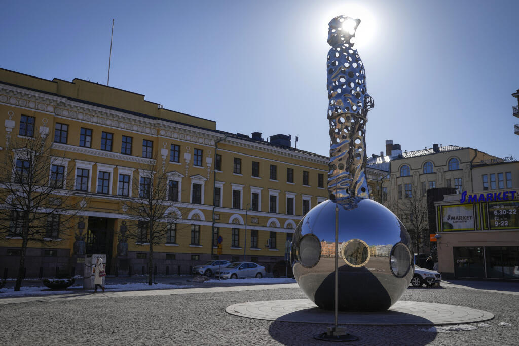 Nurodný pamätník zimnej vojny (1939-1940) pred budovou ministerstva obrany v Helsinkách.