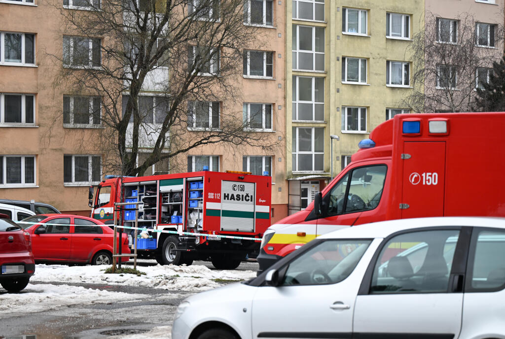 Na snímke hasičské autá a policajná páska počas policajnej akcie zameranej na zadržanie páchateľa podozrivého zo spáchania trestného činu terorizmu a iných trestných činov na jednej z ulíc v mestskej časti Dargovských hrdinov v Košiciach v utorok 7. januára 2025. Jednu podozrivú osobu už policajti zadržali. Potvrdila to košická krajská policajná hovorkyňa Lenka Ivanová. FOTO TASR – František Iván 