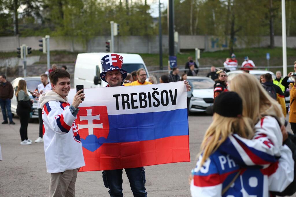 Slovenskí fanúšikovia sa aj pred zápasom proti Nemecku výborne bavili v okolí haly.