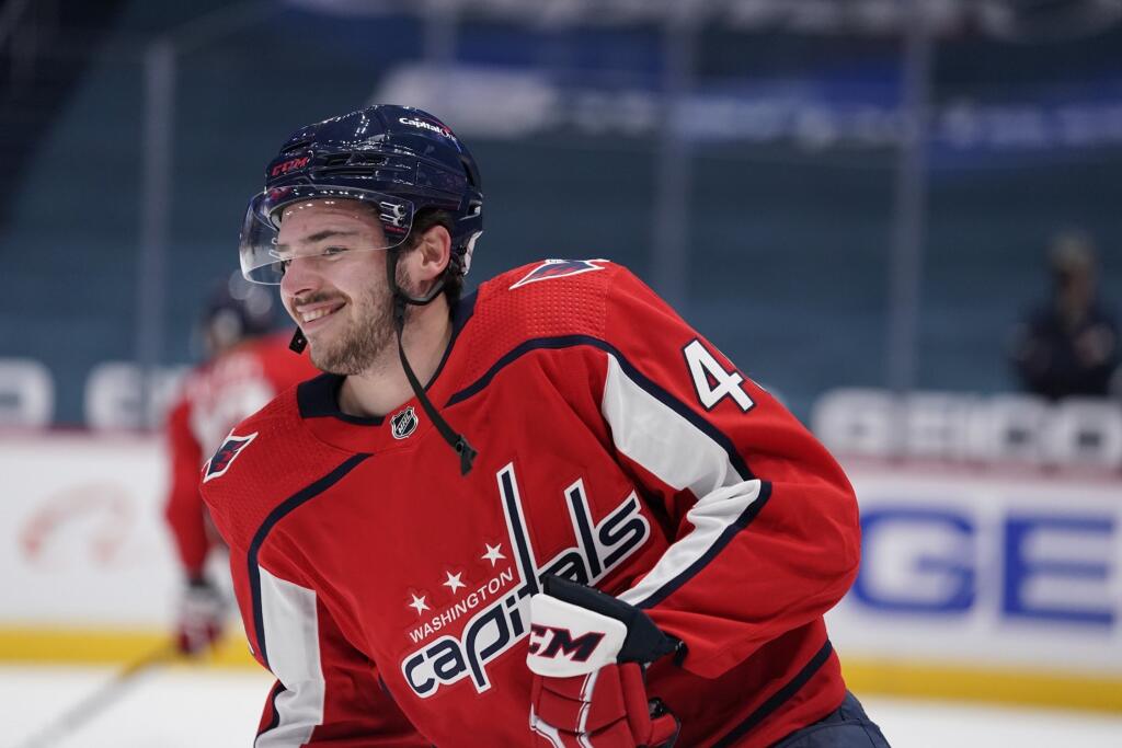 Garrett Pilon má za sebou debut v NHL. Zdeno Chára dokonca hrával ešte s jeho otcom Richom.