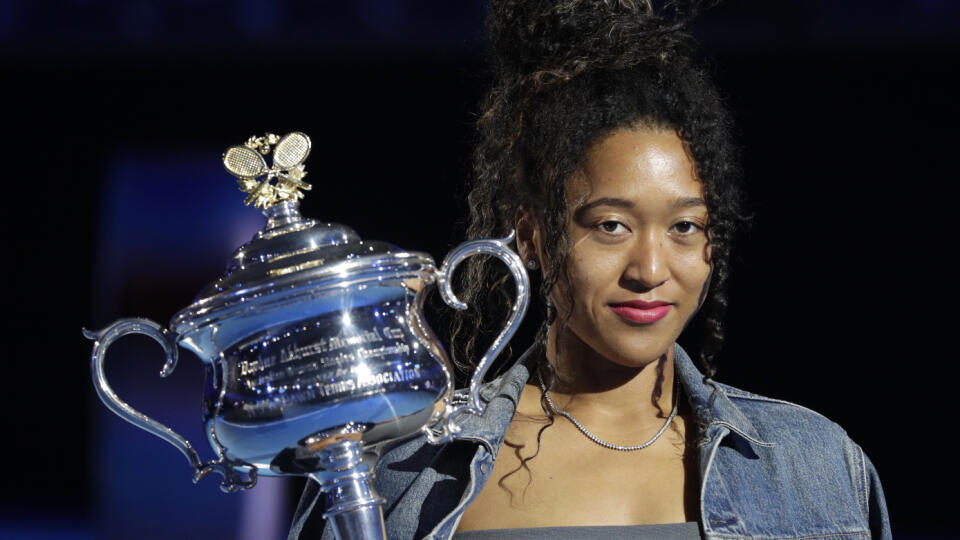 WA 8 Melbourne - Japonská tenistka Naomi Osaková, ktorá obahuje titul v ženskej dvojhre na Australian Open, drží pohár Daphne Ackhurstovej po žrebe úvodného grandslamu sezóny v Melbourne 16. januára 2020. Australian Open odštartuje 20. januára. FOTO TASR/AP
Defending woman's singles champion Japan's Noami Osaka holds the Daphne Ackhurst Cup following the official draw ceremony on Margaret Court Arena ahead of the Australian Open tennis championship in Melbourne, Australia, Thursday, Jan. 16,