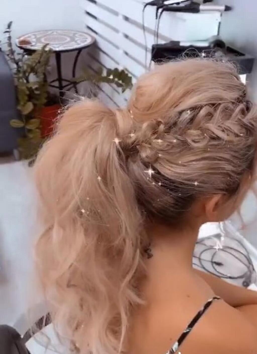 Dominika Mirgová, ako svadobný hosť, si dala záležať na účese.