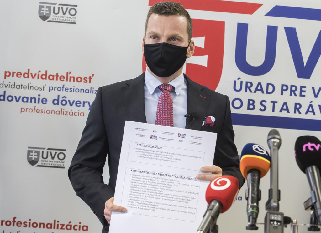 Predseda Úradu pre verejné obstarávanie Miroslav Hlivák v októbri predstavil novelu, na ktorej úrad spolu so všetkými zainteresovanými stranami pracovali dva roky. Jej znenie Štefanovi Holému pripomenul v rámci pripomienok úradu k schvaľovanej Holého novele.