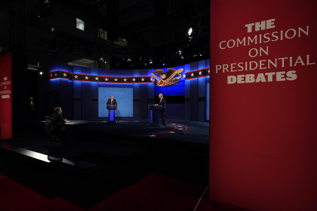 Americký prezident Donald Trump (uprostred v pozadí) a demokratický prezidentský kandidát, bývalý viceprezident Joe Biden.