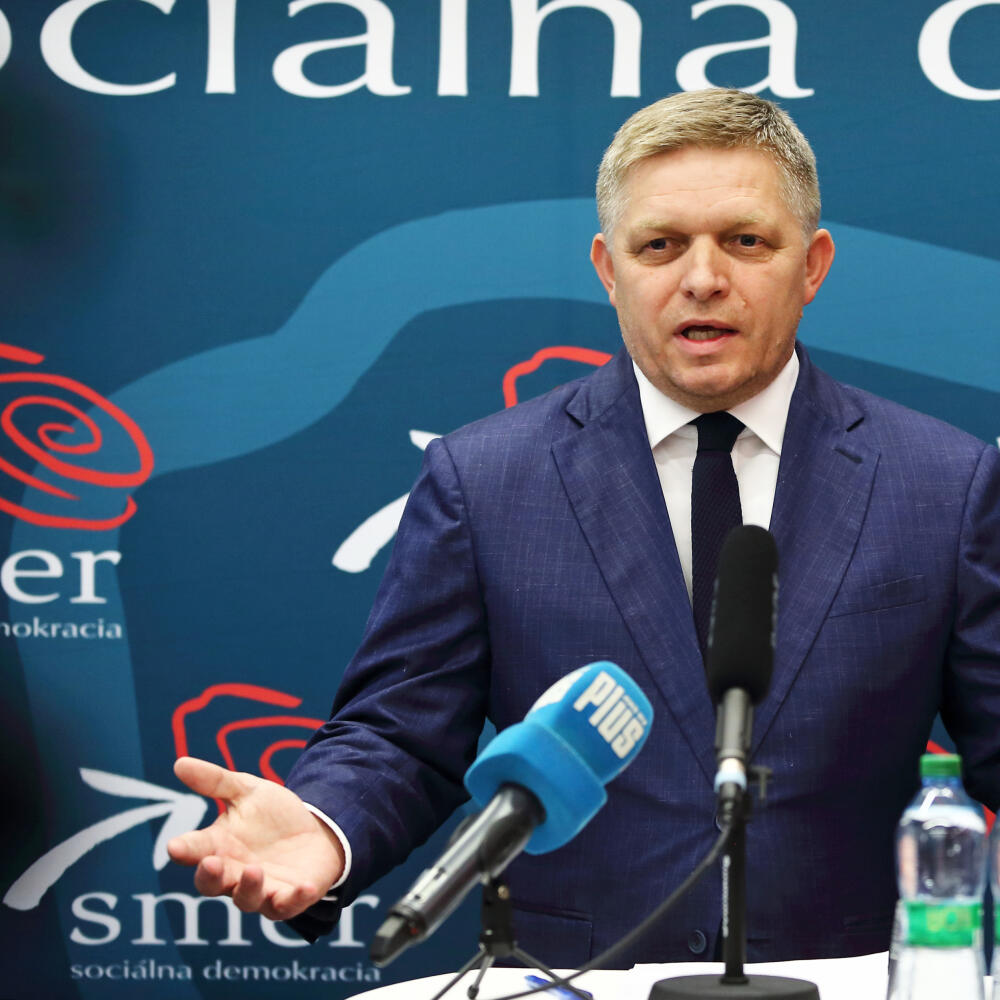 Na snímke je tlačová konferencia strany Smer-SD, kde sa Robert Fico vyjadril k téme threema.