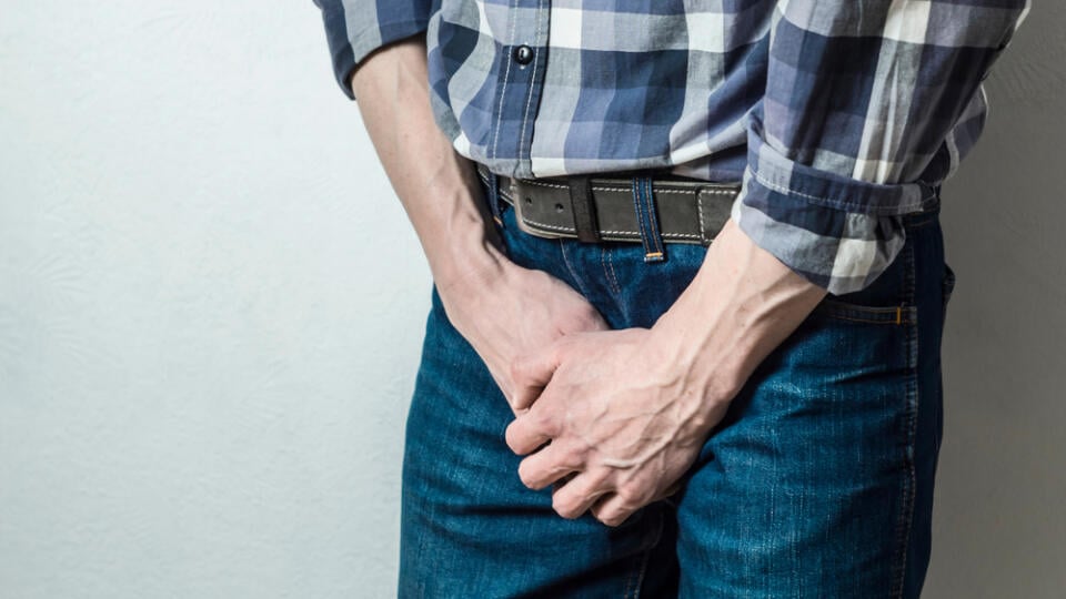 Bez citu
Keď mužovi nepomôžu lieky ani operácia uzdičky, lekári siahajú po poslednej možnosti. Po znecitlivujúcich sprejoch. „Chlap si ho aplikuje na žaluď penisu, ale až vtedy, keď nastane erekcia. Asi po minúte od nanesenia prípravku je pohlavný úd necitlivý.