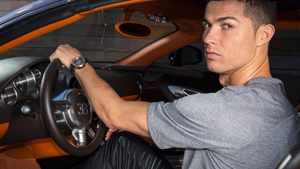 Jedným z najznámejších autíčkarov spomedzi futbalistov je rozhodne Cristiano Ronaldo, ktorý okrem iných vlastní i Bugatti Veyron SS či Bugatti Chiron