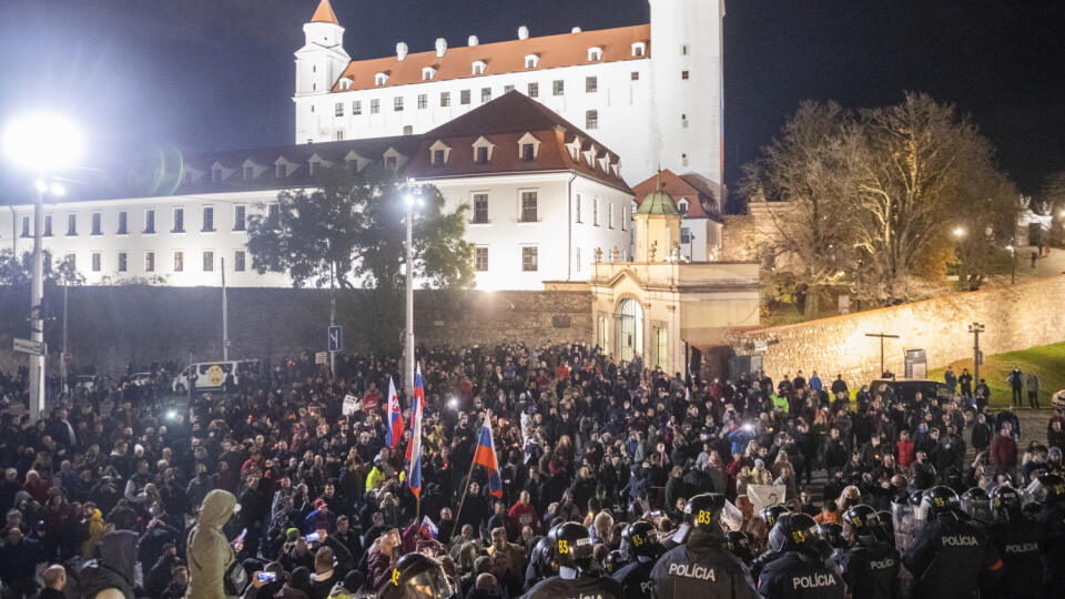 Na snímke demonštranti a policajti počas protivládneho protestu pred parlamentom v Bratislave v utorok 17. novembra 2020. V pozadí Bratislavský hrad. FOTO TASR - Jaroslav Novák