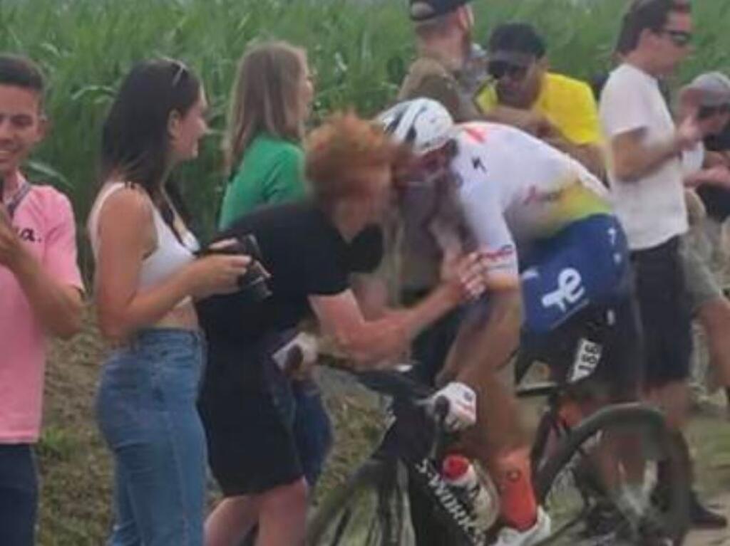 Daniel Oss na Tour de France skončil. Osudnou sa mu stala zrážka s fanúšikom.