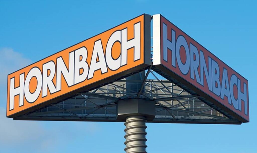 Hornbach v netradičnej kampani posadil ľudí na toaletu v centre mesta