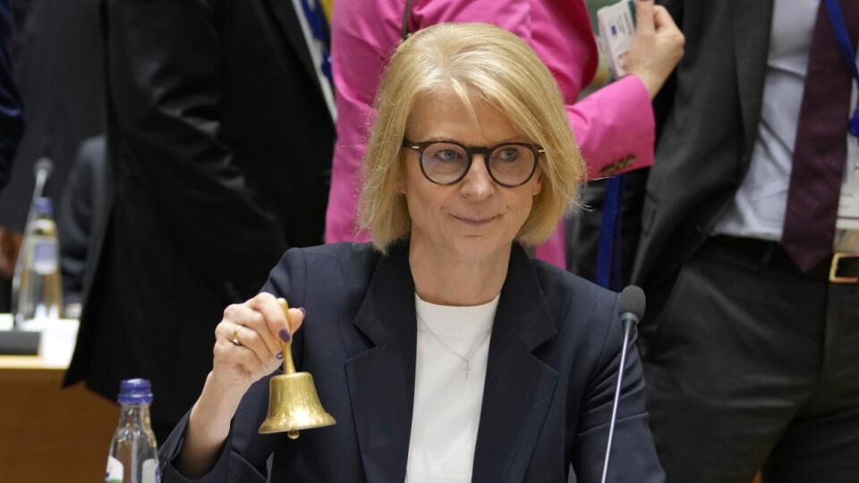 EBE 17 Brusel - Švédska ministerka financií Elisabeth Svantessonová zvonením otvára stretnutie ministrov financií členských krajín EÚ v budove Európskej rady v Bruseli v utorok 14. marca 2023. FOTO TASR/AP
Sweden's Finance Minister Elisabeth Svantesson rings a bell to signify the start of a meeting of EU finance ministers at the European Council building in Brussels on Tuesday, March 14, 2023. (AP Photo/Virginia Mayo)