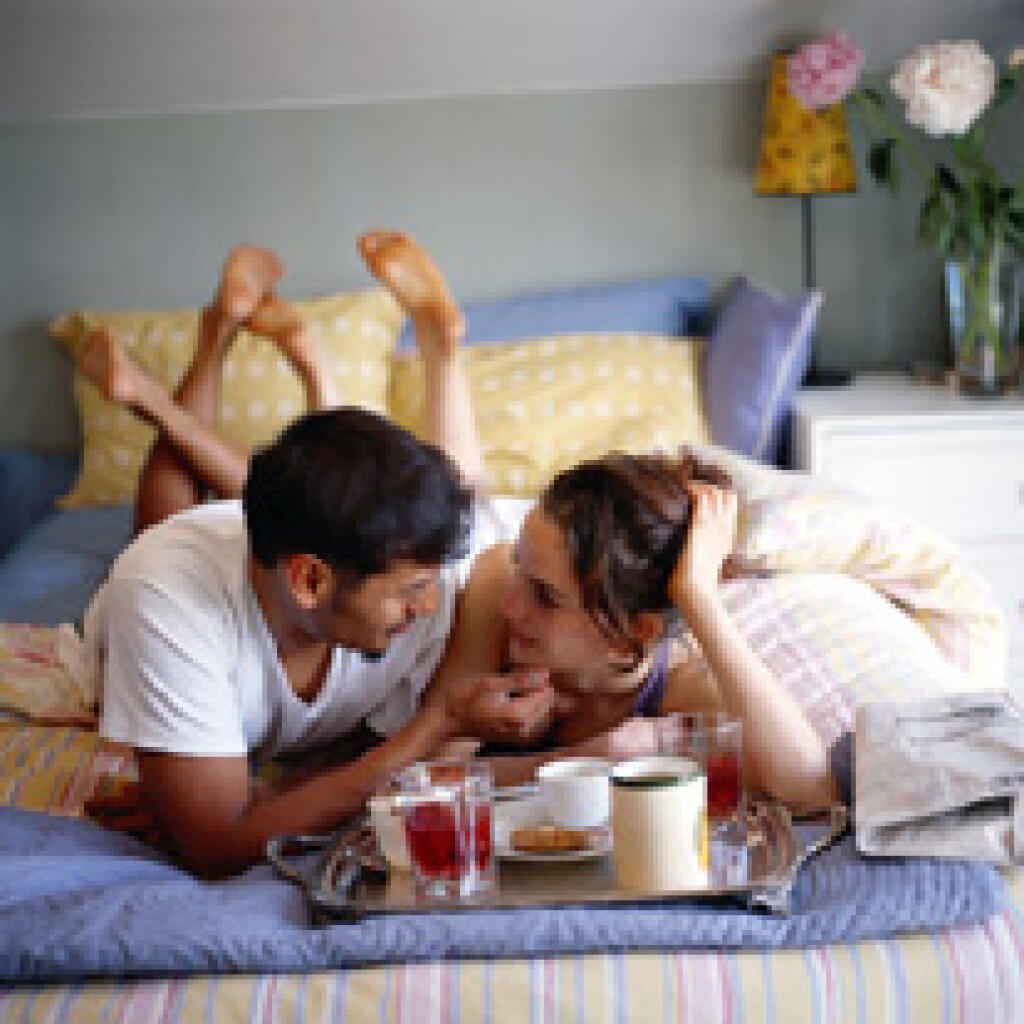 Живущие вместе видео. Муж и жена пьют чай. Мужчина и женщина пьют чай картинки. Счастливые супруги пьют чай вместе. Влюблённые завтракают вместе пьют кофе.