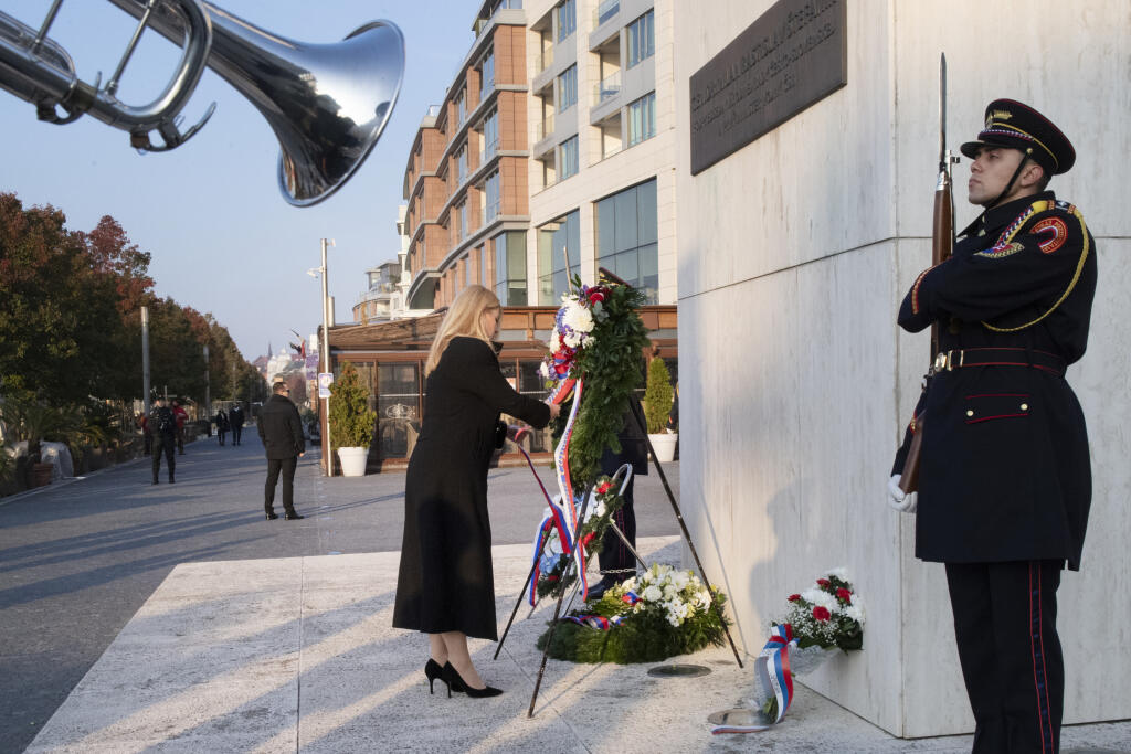 Na snímke prezidentka SR Zuzana Čaputová počas kladenia venca k pamätníku Milana Rastislava Štefánika na spomienkovej slávnosti pri príležitosti 103. výročia vzniku Československej republiky v Bratislave 28. októbra 2021. FOTO TASR - Pavel Neubauer