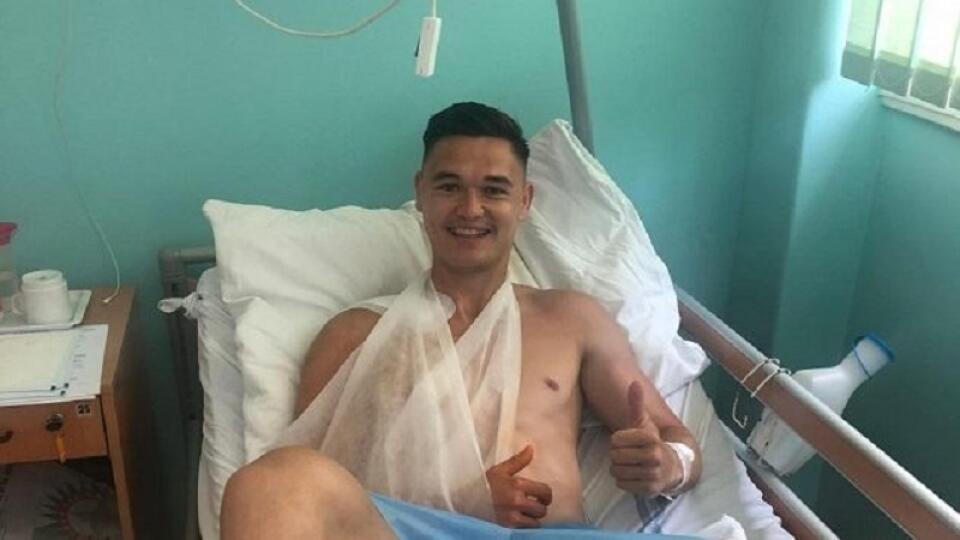 Patrik Le Giang si na dovolenke zlomil ruku.
