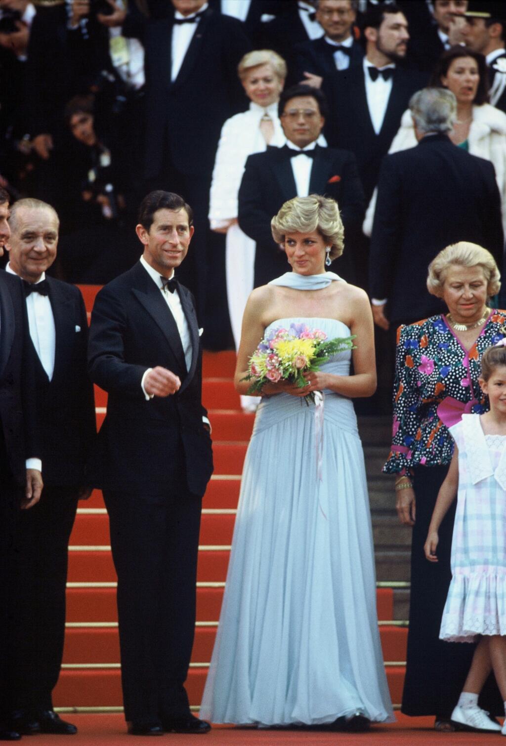V roku 1987 zavítala do Cannes na filmový festival aj princezná Diana († 36), ktorá by nedávno oslávila svoje 60. narodeniny. Pred tým, než si dala Diana svoje krásne šaty na slávnostnú večeru, pricestovala na festival v bielom sáčku a modrej, vzorovanej sukni, taktiež z kolekcie Catherine Walker.