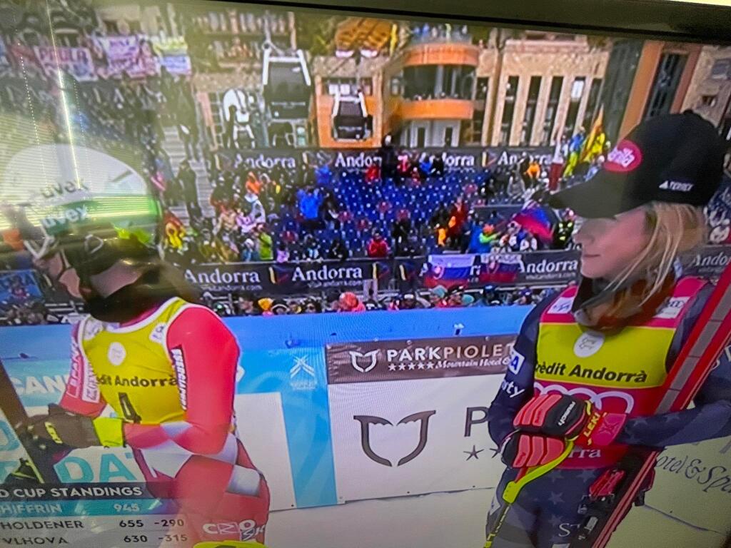 Shiffrinová (vpravo) chcela určite viac ako 3. miesto v slalome. Svedčí o tom aj jej výraz v tvári po dojazde Vlhovej do cieľa.