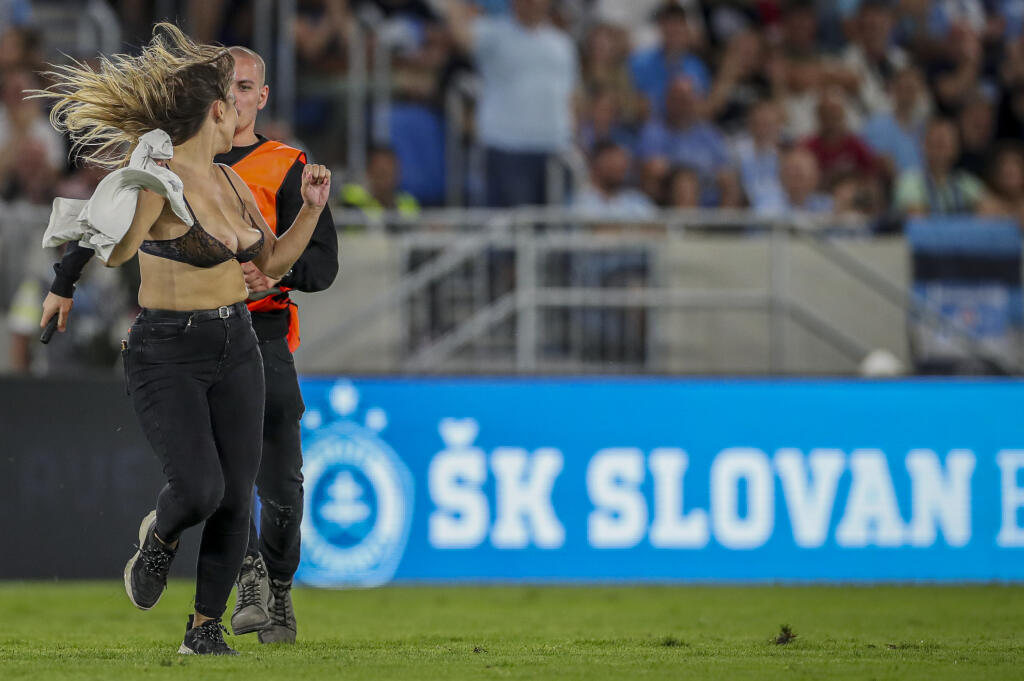 Aj na Slovensku sme zažili narušiteľku na zápase. Fanúšička Slovana Bratislava vbehla na trávnik počas zápasu Európskej ligy medzi Slovanom Bratislava a gréckym klubom PAOK-om.