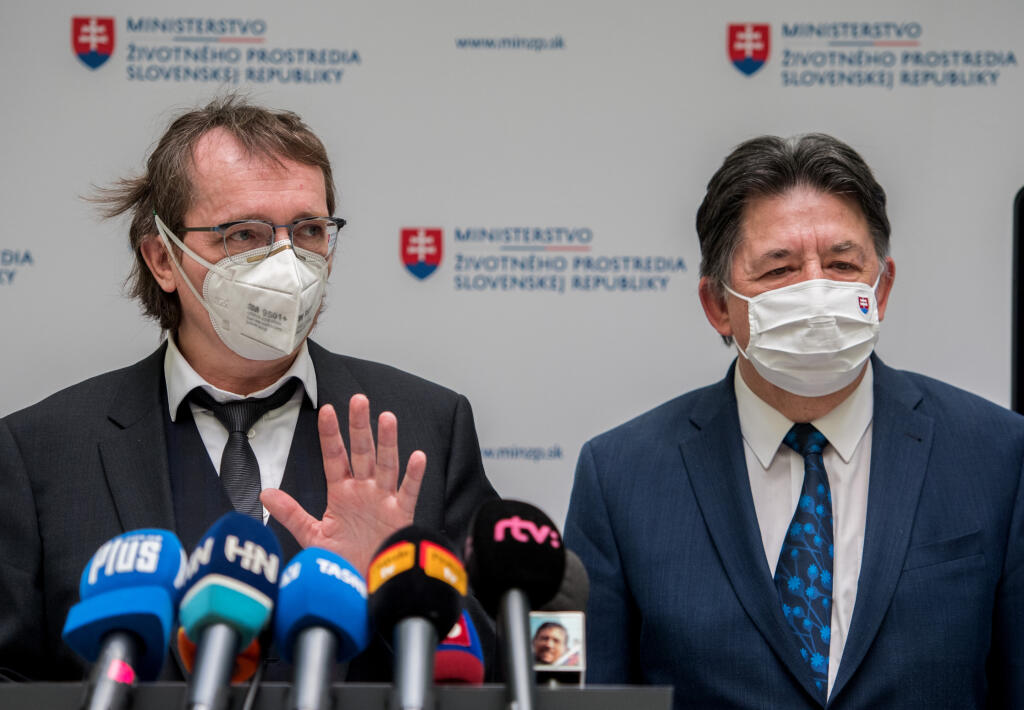 Na snímke vpravo minister životného prostredia SR Ján Budaj a vľavo štátny tajomník ministerstva životného prostredia SR Juraj Smatana počas tlačovej konferencie na Tému: Priority envirorezortu v Pláne obnovy 9. marca 2021 v Bratislave.