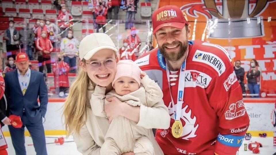 Tomáš Marcinko mal dvojnásobnú radosť - nielenže oslávil titul, ale spoločnosť mu robila aj manželka s dcérkou.