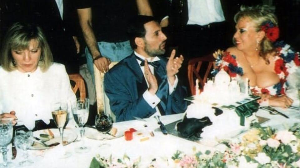 ФОТО Прощальная вечеринка Фредди Меркьюри: Он был таким худым, что выглядел как ребенок за столом.