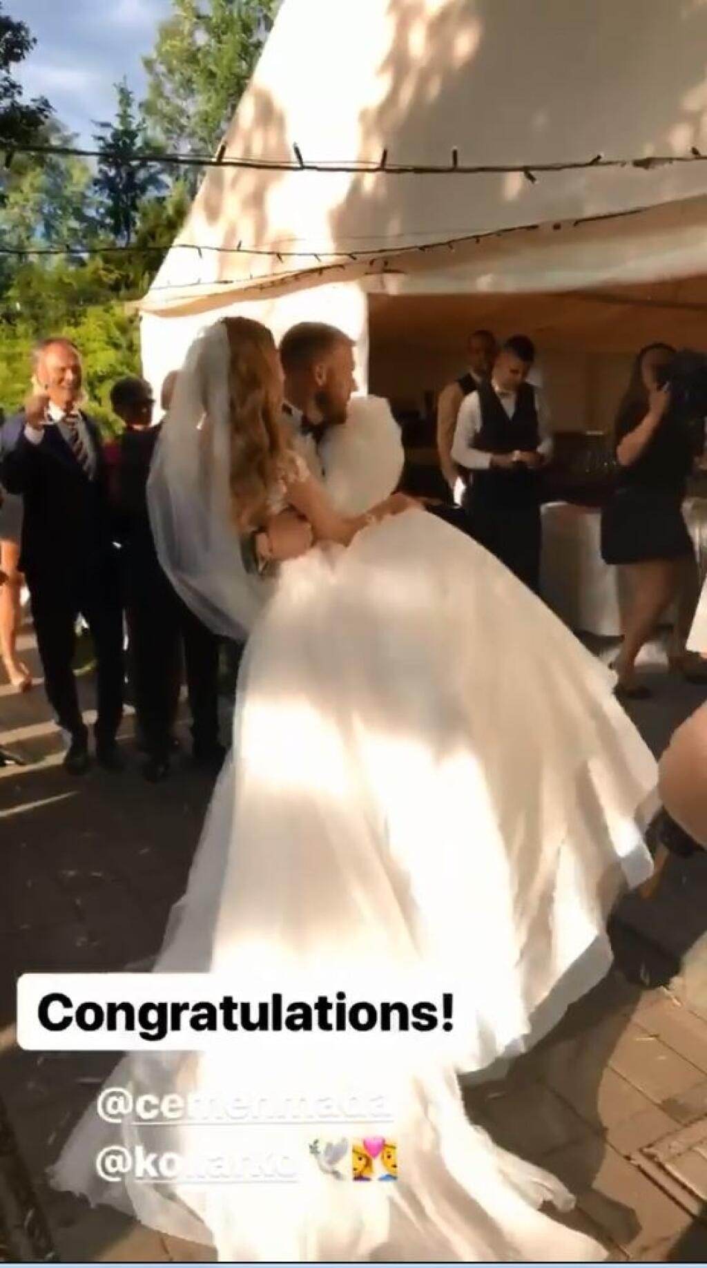 Tak ako sa patrí. Ženích preniesol nevestu cez prach.