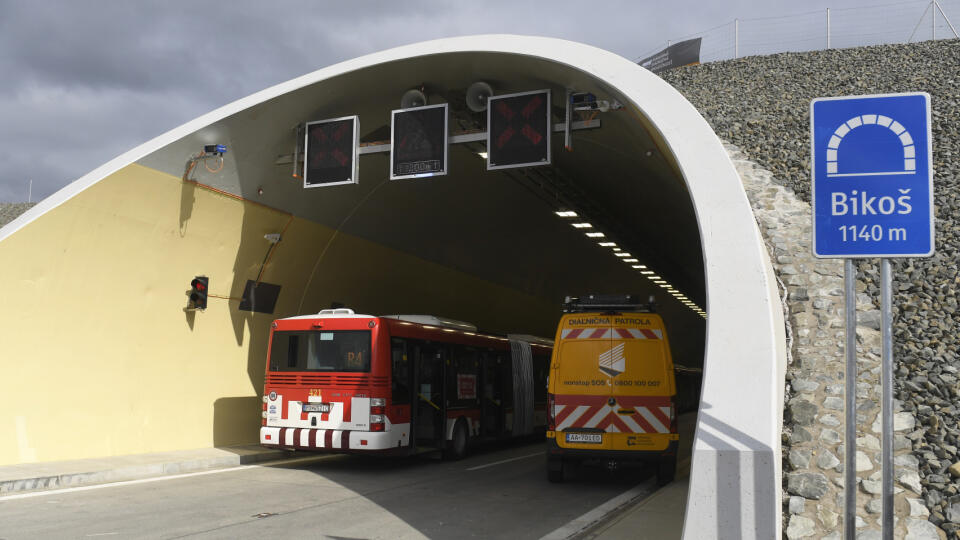 Snímka z odovzdania nového úseku rýchlostnej cesty R4 Prešov - severný obchvat I. etapa a tunela Bikoš v Prešove 25. septembra 2023. FOTO TASR - František Iván