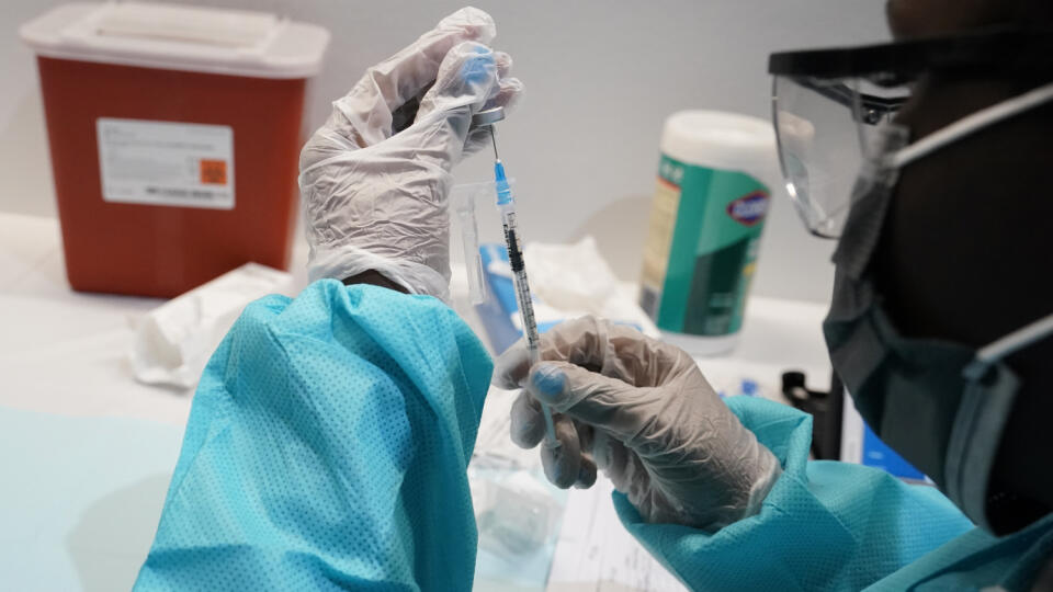 Spojené kráľovstvo čoskoro ponúkne očkovanie proti koronavírusu 16- a 17-ročným