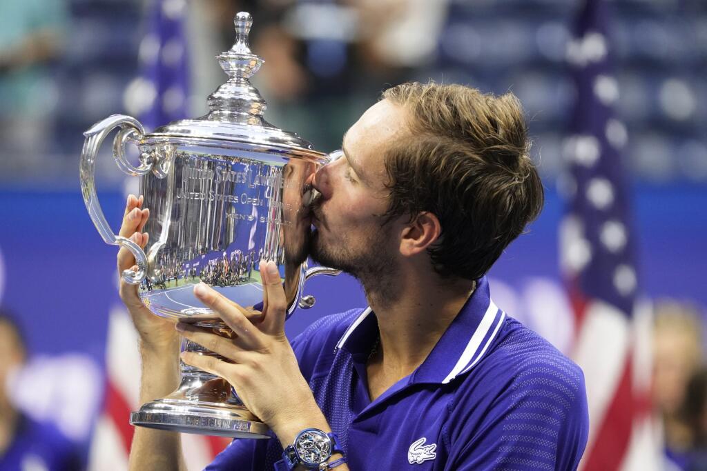 KK2 New York - Ruský tenista Daniil Medvedev bozkáva trofej po víťazstve nad Srbom Novakom Djokovičom vo finále mužskej dvojhry na grandslamovom turnaji US Open 12. septembra 2021 v New Yorku. Ruský tenista Daniil Medvedev sa stal víťazom mužskej dvojhry na US Open a získal prvý grandslamový titul v kariére. Vo finále zvíťazil po životnom výkone ako nasadená dvojka nad turnajovou jednotkou Srbom Novakom Djokovičom 6:4, 6:4, 6:4 a prekazil mu kalendárny Grand Slam. FOTO TASR/AP
Daniil Medvedev, o