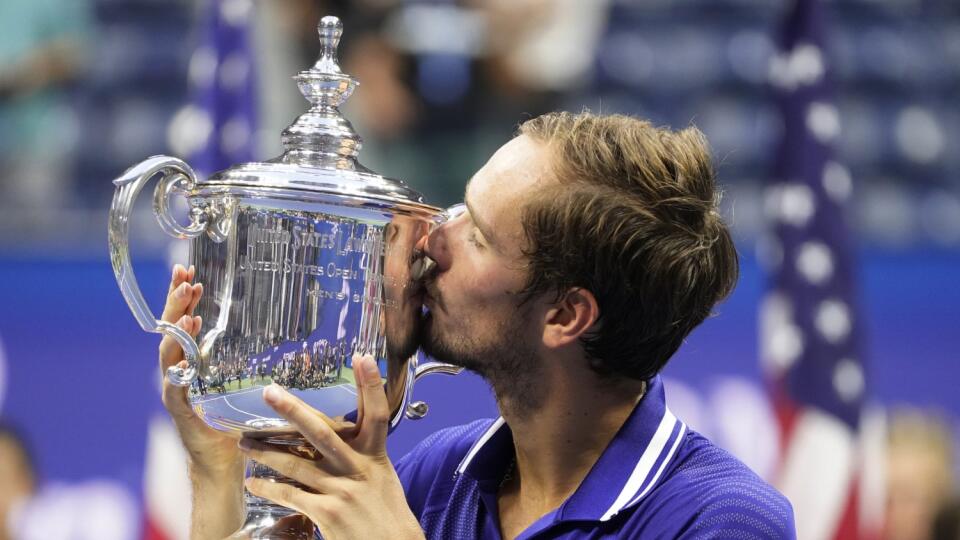 KK2 New York - Ruský tenista Daniil Medvedev bozkáva trofej po víťazstve nad Srbom Novakom Djokovičom vo finále mužskej dvojhry na grandslamovom turnaji US Open 12. septembra 2021 v New Yorku. Ruský tenista Daniil Medvedev sa stal víťazom mužskej dvojhry na US Open a získal prvý grandslamový titul v kariére. Vo finále zvíťazil po životnom výkone ako nasadená dvojka nad turnajovou jednotkou Srbom Novakom Djokovičom 6:4, 6:4, 6:4 a prekazil mu kalendárny Grand Slam. FOTO TASR/AP
Daniil Medvedev, o