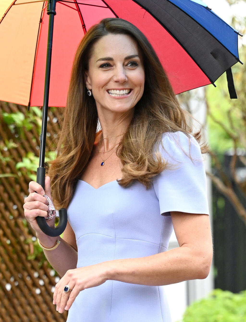 Kate s dáždnikom nielenže pripomínala hollywoodsku celebritu, ale zhodou okolností aj svoju sokyňu Meghan Markle (39), ktorá pred vyše rokom zažiarila za podobných okolností v takmer rovnakých šatách.