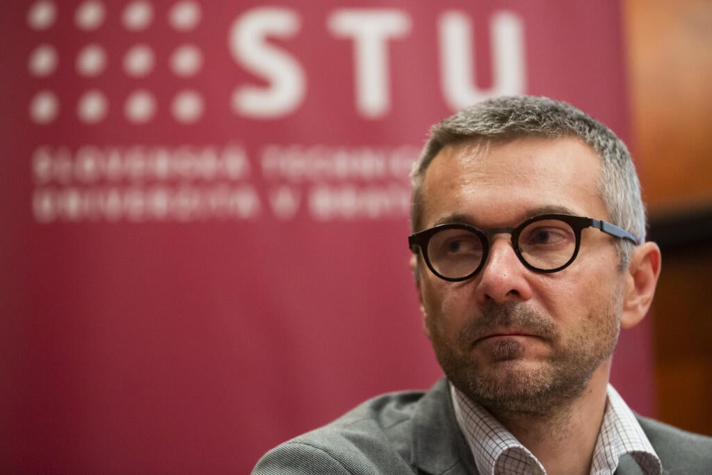 Na snímke dekan Fakulty informatiky a informačných technológií (FIIT) Slovenskej technickej univerzity (STU) Ivan Kotuliak počas tlačovej konferencie k riešeniu situácie na FIIT STU v Bratislave 14. januára 2020. FOTO TASR - Jaroslav Novák