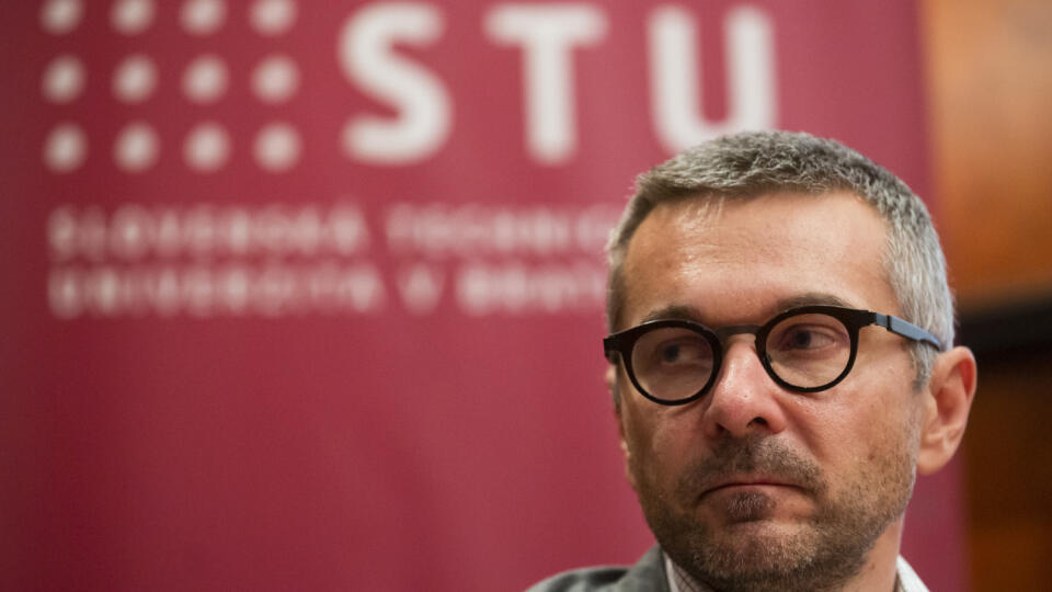 Na snímke dekan Fakulty informatiky a informačných technológií (FIIT) Slovenskej technickej univerzity (STU) Ivan Kotuliak počas tlačovej konferencie k riešeniu situácie na FIIT STU v Bratislave 14. januára 2020. FOTO TASR - Jaroslav Novák