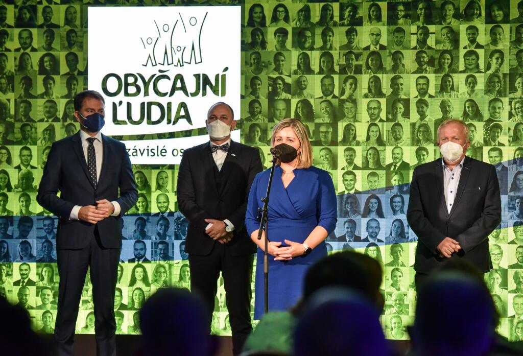 Na snímke zľava predseda hnutia Obyčajní ľudia a nezávislé osobnosti (OĽaNO) a podpredseda vlády a minister financií SR Igor Matovič, predseda Trnavského samosprávneho kraja Jozef Viskupič, predsedníčka Žilinského samosprávneho kraja Erika Jurinová a bývalý poslanec NR SR Martin Fecko  počas snemu hnutia Obyčajní ľudia a nezávislé osobnosti (OĽaNO) pri príležitosti 10. výročia vzniku hnutia, 17. novembra 2021 v Bratislave. FOTO TASR - Pavol Zachar