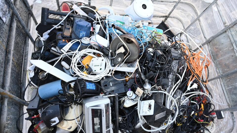 Na snímke elektroodpad počas triedenia v rámci analýzy elektroodpadu v areáli prekladiska Enviropol v Trnave v piatok 22. októbra 2021. FOTO TASR - Lukáš Grinaj