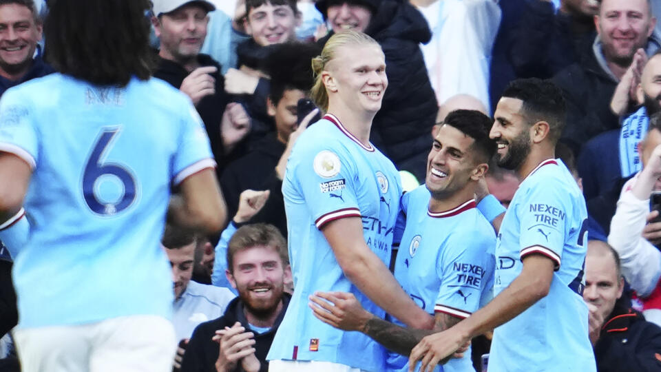 EBE 48 Manchester - Na snímke uprostred nórsky útočník City Erling Haaland oslavuje svoj gól a štvrtý  mužstva v zápase 10. kola anglickej Premier League vo futbale Manchester City - FC Southampton v Manchestri v sobotu 8. októbra 2022. FOTO TASR/AP



Manchester City's Erling Haaland, centre, celebrates with teammates after scoring their side's fourth goal during the English Premier League soccer match between Manchester City and Southampton at Etihad stadium in Manchester, England, Saturday, O